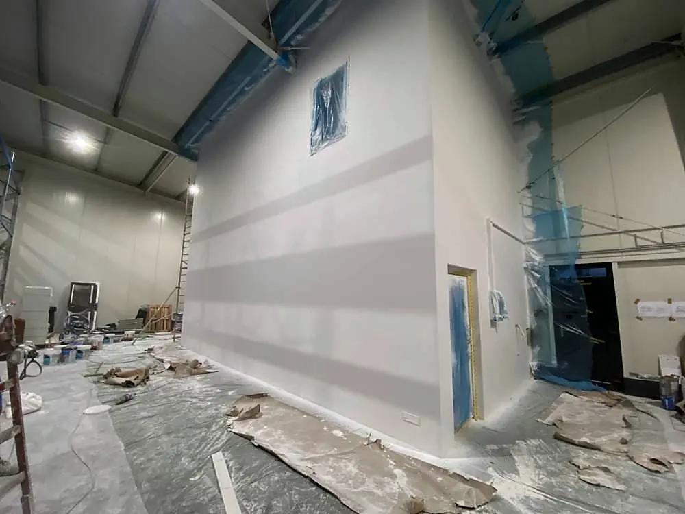 Válaszfal csarnokbeli irodablokkban